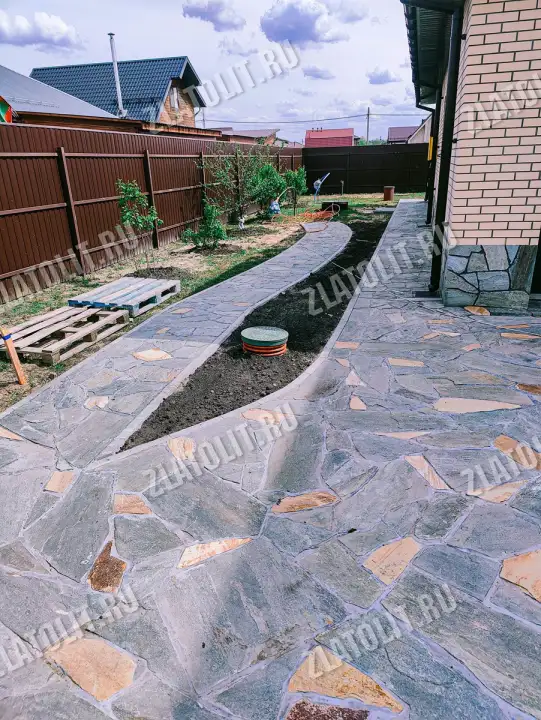 серо-зелёный плитняк златолит для мощения двора в наличии от производителя